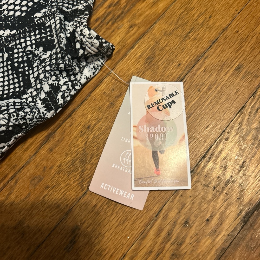 Chic Snakeskin Print Crop Top - Picture 2 of 5